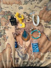 Lotto bigiotteria mista bracciali orecchini anello