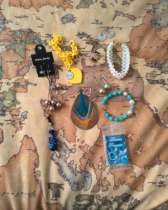 Lotto bigiotteria mista bracciali orecchini anello