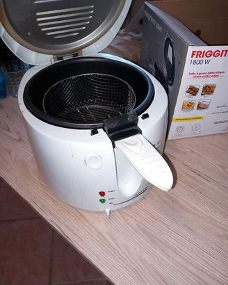friggitrice ad olio con coperchio 