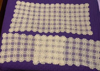 Set centri lavorati a mano all'uncinetto