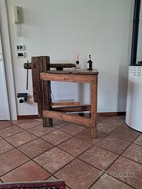 Vecchio tavolo in legno massello 