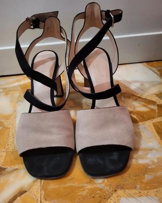 Sandali con tacco in camoscio nude e nero 