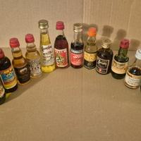 Set di 12 mignon liquori.
