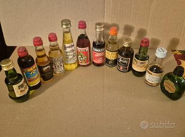 Set di 12 mignon liquori.
