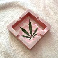 Posacenere Rosa in Resina con Foglia Canapa Y2k