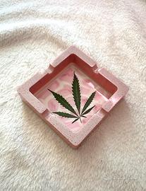 Posacenere Rosa in Resina con Foglia Canapa Y2k