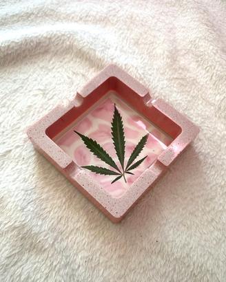 Posacenere Rosa in Resina con Foglia Canapa Y2k