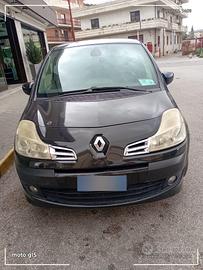 gran Renault con vetri posteriori oscurati.