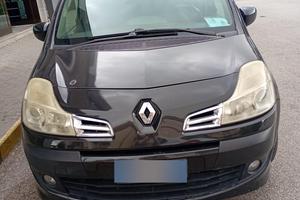 gran Renault con vetri posteriori oscurati.