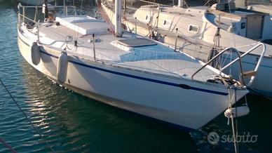 Barca a vela essenziale in posizione esclusiva