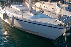 Barca a vela essenziale in posizione esclusiva