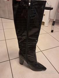 Stivali color nero lucido, usati pochissimo.