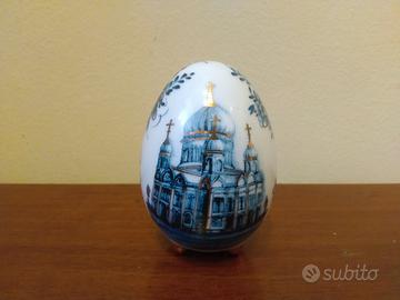 Uovo decorativo in porcellana stile Fabergè