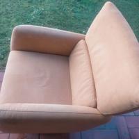 Poltrona girevole e basculante in tessuto 