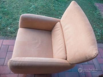 Poltrona girevole e basculante in tessuto 