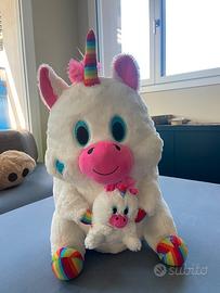 Peluche grande unicorno arcobaleno di HB Leisure
