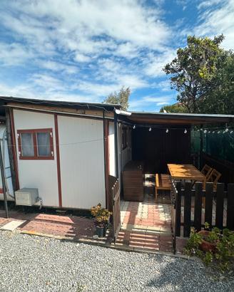 Bungalow casetta con roulotte in campeggio