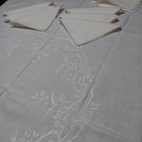 tovaglia in lino bianco ricamata in tono a mano