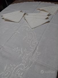 tovaglia in lino bianco ricamata in tono a mano