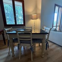 Tavolo in legno e marmo + 4 sedie con cuscini