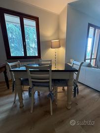 Tavolo in legno e marmo + 4 sedie con cuscini