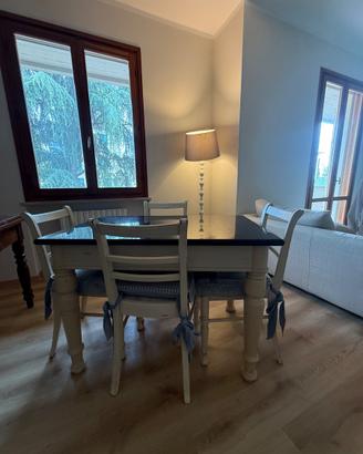 Tavolo in legno e marmo + 4 sedie con cuscini
