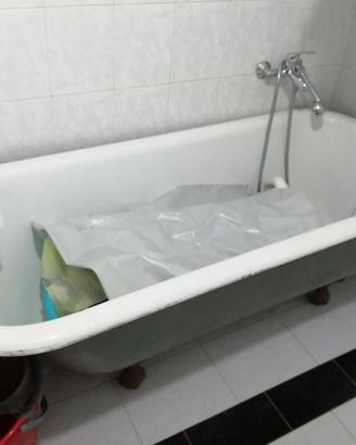 vasca da bagno antica in metallo