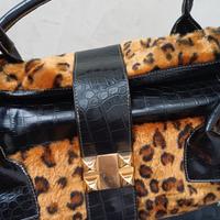 camomilla borsa in pelle pelliccia e borchie in or