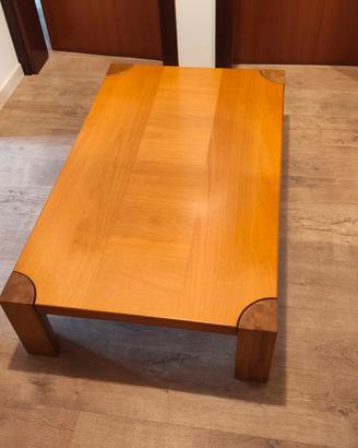 Tavolino basso tutto legno da salotto.