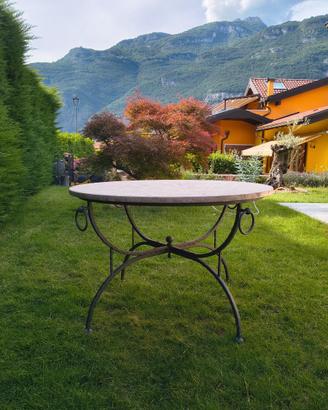Tavolo rotondo in marmo e ferro battuto