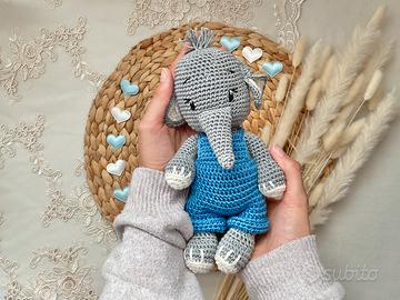 Elefante con salopette