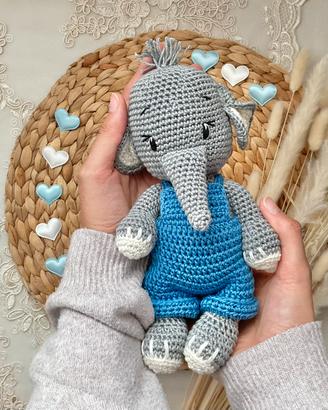 Elefante con salopette