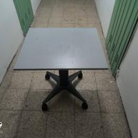 Tavolo quadrato versatile base centrale e ruote 