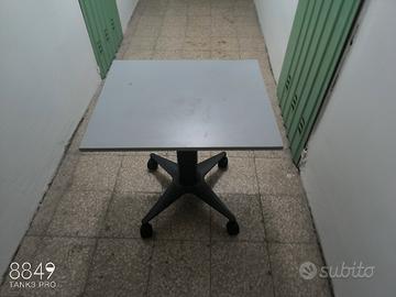 Tavolo quadrato versatile base centrale e ruote 