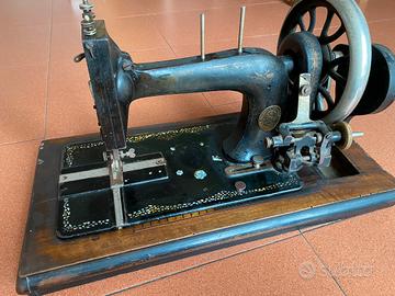 Macchina da cucire a manovella