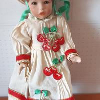 Bambola in porcellana da collezione 