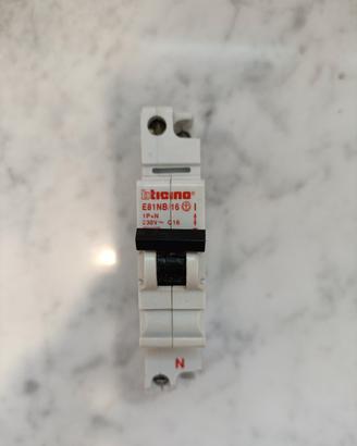 Interruttore BTicino E81NB/16 C16 - 1 Modulo DIN 