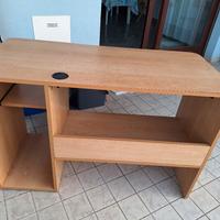 Scrivania sotto piano scorrevole / buco cavi PC