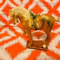 Cavallo in ceramica decorato