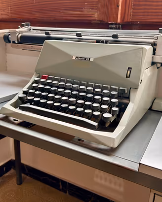 Scrivania d’epoca  + Olivetti Diaspron 82