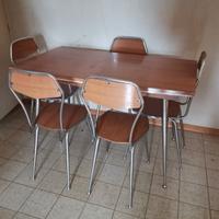 Tavolino in formica con sedie