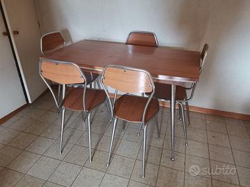 Tavolino in formica con sedie