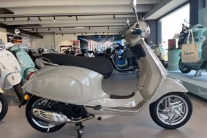Vespa 125 Primavera MY 2026 - BEIGE - VERDE -...