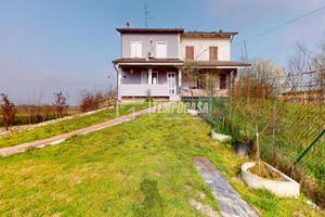 Porzione di casa con giardino privato