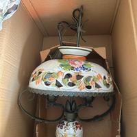 Lampadario in ferro battuto e ceramica decorata