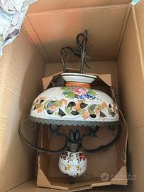 Lampadario in ferro battuto e ceramica decorata