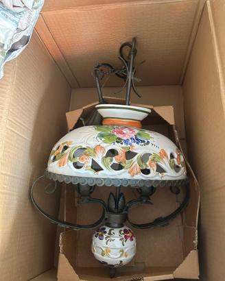 Lampadario in ferro battuto e ceramica decorata