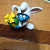Puffo coniglietto con uovo di Pasqua