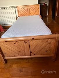 Letto singolo il legno massello