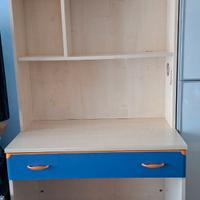 Scrivania con libreria e letto singolo con doghe e